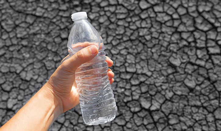 온열질환으로 의식을 잃은 경우 물을 먹도록 도와야 한다.