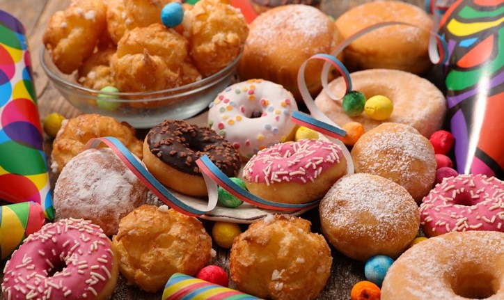 도넛에는 트랜스 지방이 많이 함유되 있어 혈관 건강에 좋지 않을 수 있다.